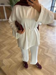 beyaz dikiş detaylı yırtmaçlı sweat 3