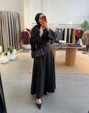 siyah belden oturtmalı kemerli elbise