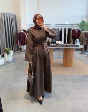 kahve belden oturtmalı kemerli elbise