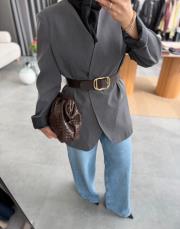 gri yakasız kruvaze kemerli blazer ceket 4