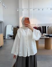 beyaz nakış detaylı v yaka gömlek