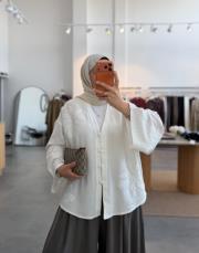 beyaz nakış detaylı v yaka gömlek 4
